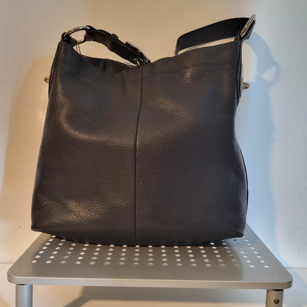 COACH BLACK LEATHER shoulder bag. Excellent condition.